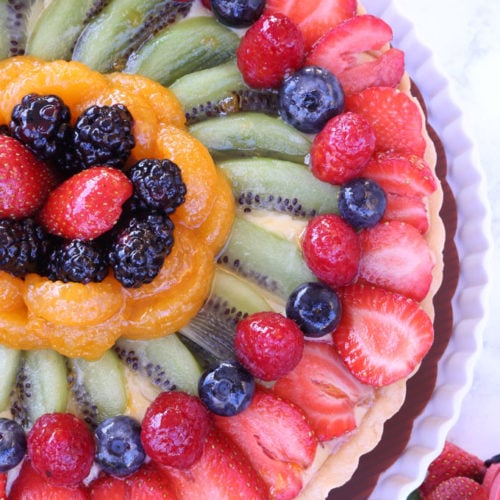 To make this fruit tart recipe you need a crust, custard cream and fruits.