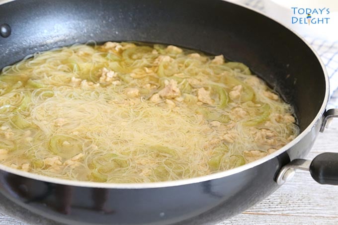 Delicious sponge gourd and miswa noodle soup in skillet.