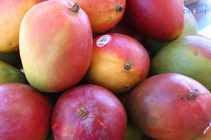 A box of Tommy Atkins mangoes.
